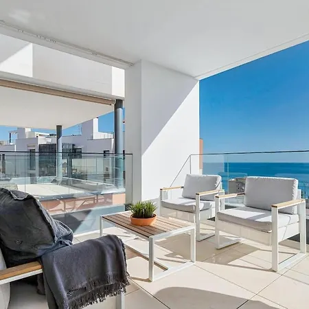 With Big Pool And Close To Beach! *