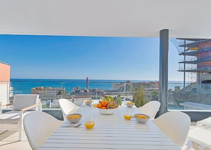 With Big Pool And Close To Beach! *