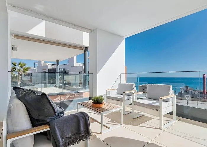 With Big Pool And Close To Beach! *