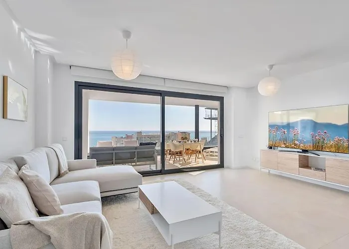 With Big Pool And Close To Beach! *